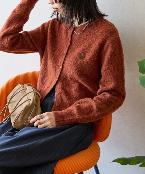 FRED PERRY（フレッドペリー）の「【WEB先行予約】[FRED PERRY/フレッドペリー] 別注 ワンポイントロゴ刺繍 クロップド丈シャギーニットカーディガン（カーディガン/ボレロ・レディース・チャコール/レンガ/オートミール・10/8）」の3枚目の写真