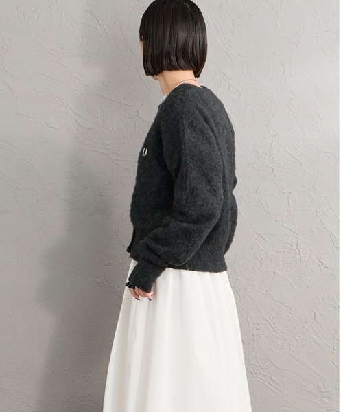 FRED PERRY（フレッドペリー）の「【WEB先行予約】[FRED PERRY/フレッドペリー] 別注 ワンポイントロゴ刺繍 クロップド丈シャギーニットカーディガン（カーディガン/ボレロ・レディース・チャコール/レンガ/オートミール・10/8）」の9枚目の写真