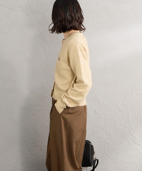 FRED PERRY（フレッドペリー）の「【WEB先行予約】[FRED PERRY/フレッドペリー] 別注 ワンポイントロゴ刺繍 クロップド丈シャギーニットカーディガン（カーディガン/ボレロ・レディース・チャコール/レンガ/オートミール・10/8）」の16枚目の写真