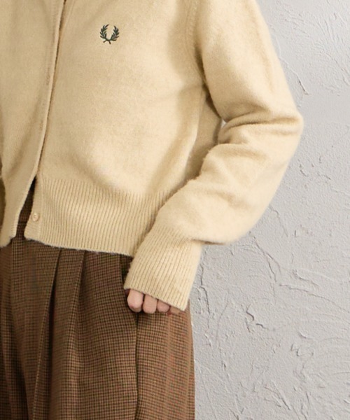 FRED PERRY（フレッドペリー）の「【WEB先行予約】[FRED PERRY/フレッドペリー] 別注 ワンポイントロゴ刺繍 クロップド丈シャギーニットカーディガン（カーディガン/ボレロ・レディース・チャコール/レンガ/オートミール・10/8）」の22枚目の写真