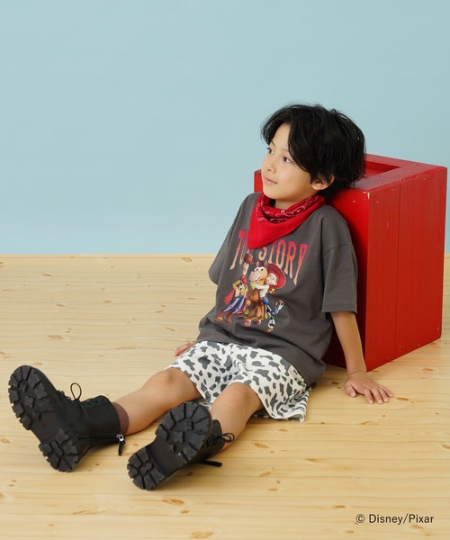 and D. petit main(アンドディープティマイン)の「【DISNEY/PIXAR/Toy Story】トイストーリー/集合アート ワイド半袖Tシャツ(Tシャツ/カットソー・キッズ・チャコール/サックスブルー・110cm/100cm/90cm/140cm/130cm/120cm)」の8枚目の写真