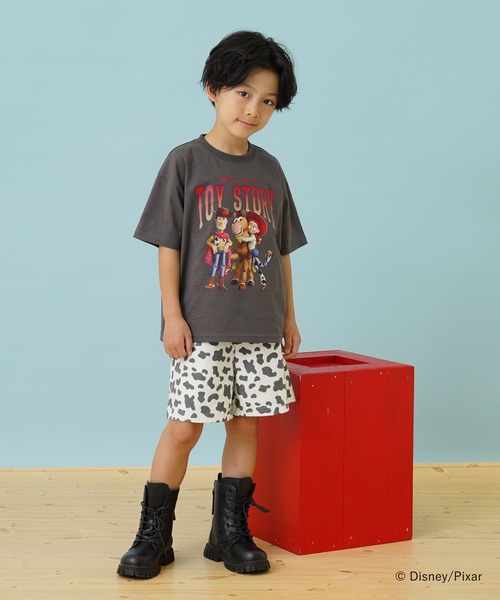 and D. petit main(アンドディープティマイン)の「【DISNEY/PIXAR/Toy Story】トイストーリー/集合アート ワイド半袖Tシャツ(Tシャツ/カットソー・キッズ・チャコール/サックスブルー・110cm/100cm/90cm/140cm/130cm/120cm)」の10枚目の写真