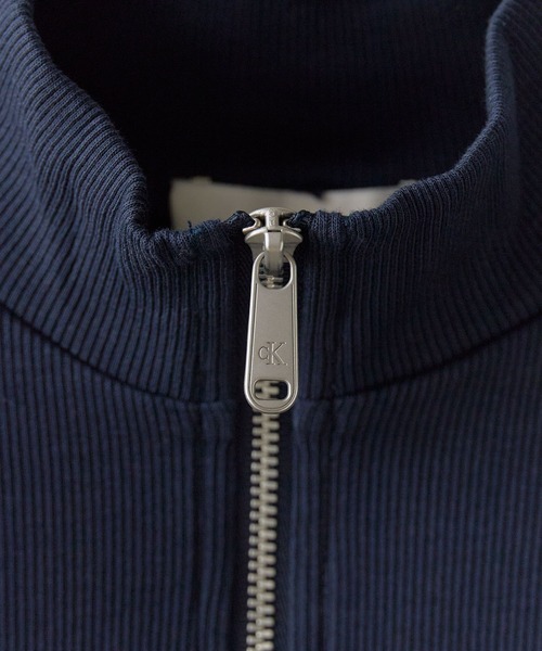 Calvin Klein(カルバン・クライン)の「Calvin Klein/ SS WOVEN LABEL 2X2 BABY RIB ZIP MOCK NK / 47G240G 夏服(Tシャツ/カットソー・レディース・ブラック/ホワイト・M/S)」の4枚目の写真