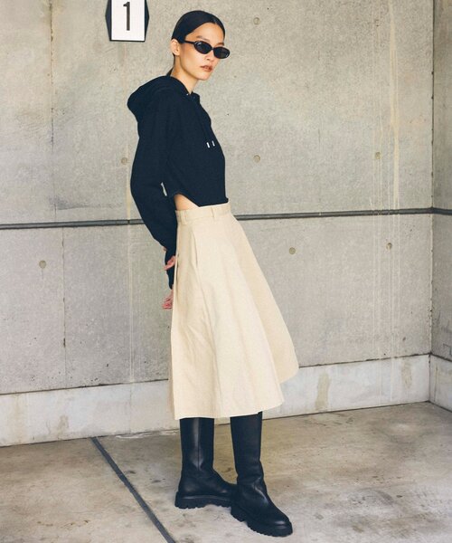 UNFORM(アンフォーム)の「【2026AW Debut】【UNFORM】ミモレ丈タックスカート(スカート・レディース・ベージュ/ネイビー・1/0)」の8枚目の写真
