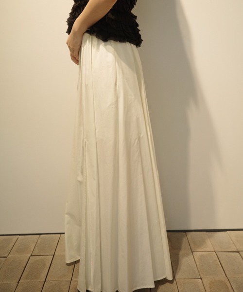 CLANE(クラネ)の「CLANE SLIT FLARE SKIRT(スカート・レディース・ブラック/ホワイト/ベージュ・1/2)」の4枚目の写真