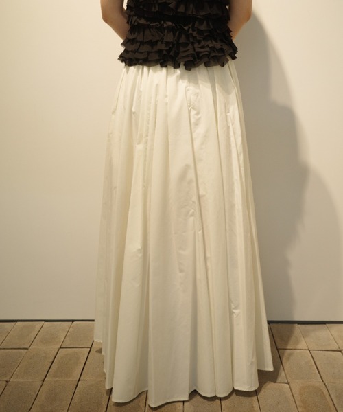 CLANE(クラネ)の「CLANE SLIT FLARE SKIRT(スカート・レディース・ブラック/ホワイト/ベージュ・1/2)」の5枚目の写真