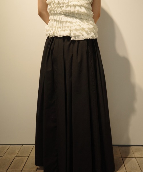 CLANE(クラネ)の「CLANE SLIT FLARE SKIRT(スカート・レディース・ブラック/ホワイト/ベージュ・1/2)」の6枚目の写真