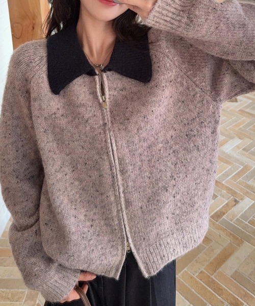 AMAJI（アマジ）の「ポロカラー ダブルジップ ルーズ ニットカーディガン（カーディガン/ボレロ・レディース・パープル/ベージュ・FREE）」の3枚目の写真