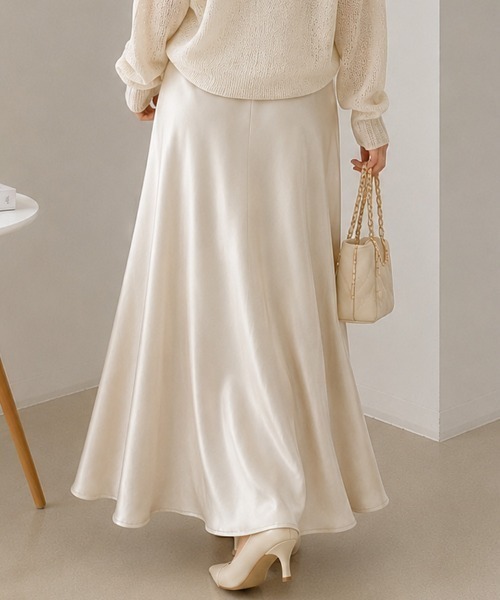 CLOTHY(クロシィ)の「【艶めくサテンで、いつものコーデを格上げ】サテンスカート ロングスカート(スカート・レディース・ブラック/ベージュ/ブラウン・MEDIUM)」の6枚目の写真