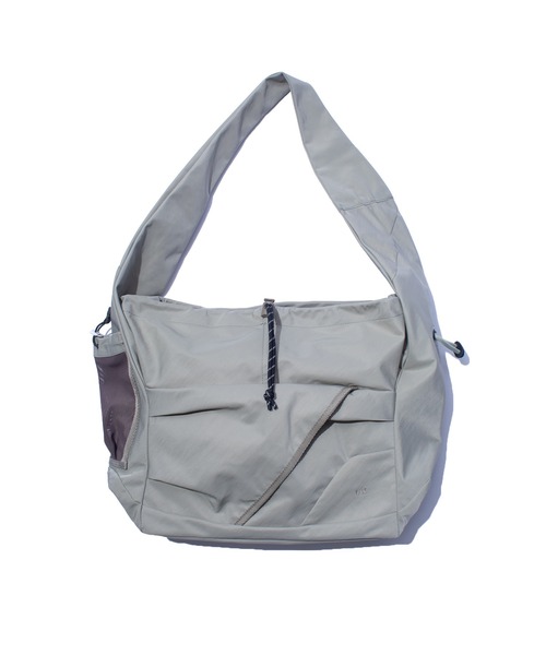 F/CE. (エフシーイー)の「F/CE. TEXTURED TWILL FUROSHIKI 2WAY SHOULDER / エフシーイー テクスチャード ツイル フロシキ 2ウェイ ショルダー(ショルダーバッグ・メンズ・ベージュ/ブラック/チャコール・FREE)」の1枚目の写真