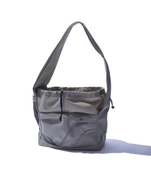 F/CE. (エフシーイー)の「F/CE. TEXTURED TWILL FUROSHIKI 2WAY SHOULDER / エフシーイー テクスチャード ツイル フロシキ 2ウェイ ショルダー(ショルダーバッグ・メンズ・ベージュ/ブラック/チャコール・FREE)」の17枚目の写真