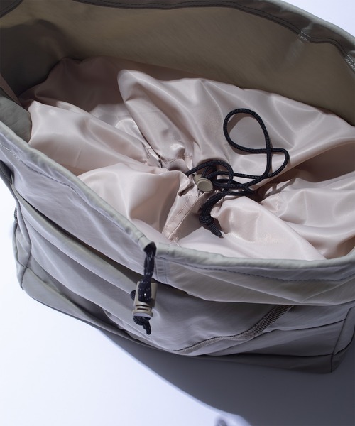 F/CE. (エフシーイー)の「F/CE. TEXTURED TWILL FUROSHIKI 2WAY SHOULDER / エフシーイー テクスチャード ツイル フロシキ 2ウェイ ショルダー(ショルダーバッグ・メンズ・ベージュ/ブラック/チャコール・FREE)」の8枚目の写真