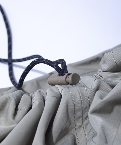 F/CE. (エフシーイー)の「F/CE. TEXTURED TWILL FUROSHIKI 2WAY SHOULDER / エフシーイー テクスチャード ツイル フロシキ 2ウェイ ショルダー(ショルダーバッグ・メンズ・ベージュ/ブラック/チャコール・FREE)」の9枚目の写真