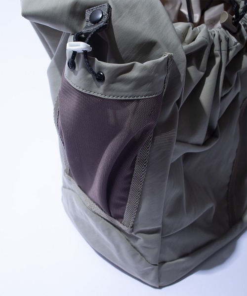 F/CE. (エフシーイー)の「F/CE. TEXTURED TWILL FUROSHIKI 2WAY SHOULDER / エフシーイー テクスチャード ツイル フロシキ 2ウェイ ショルダー(ショルダーバッグ・メンズ・ベージュ/ブラック/チャコール・FREE)」の11枚目の写真