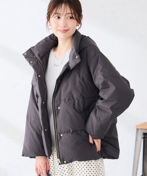 a.v.v(アーヴェヴェ)の「2WAY スタンドネック ショート ダウン ジャケット(ダウンジャケット/コート・レディース・ブラウン/カーキ/ダークグレー・38/36/40)」の2枚目の写真