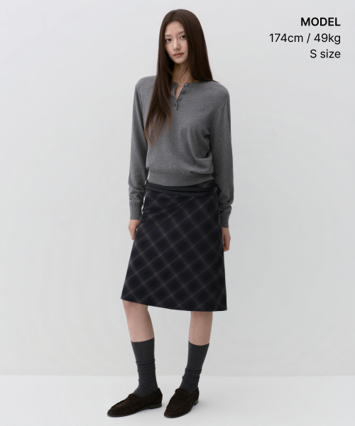 MUSINSA STANDARD WOMAN（ムシンサスタンダードウーマン）の「ウィメンズエッセンシャルヘンリーネックニット[ミディアムグレー]（ニット/セーター・レディース・その他・LARGE/X-SMALL/SMALL/MEDIUM）」の2枚目の写真