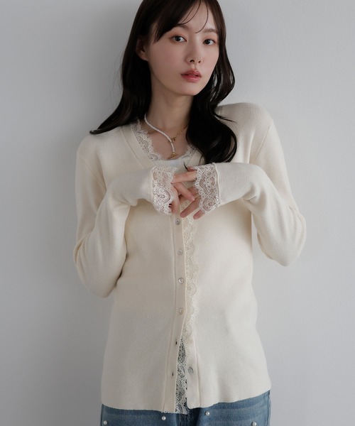 AMUU. PRECIEUSE(アムープレシューズ)の「レーストリムVネックニットカーデ(カーディガン/ボレロ・レディース・レッド/チャコールグレー/ブラック/アイボリー・FREE)」の1枚目の写真
