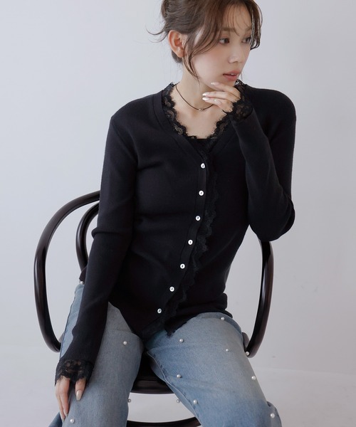 AMUU. PRECIEUSE(アムープレシューズ)の「レーストリムVネックニットカーデ(カーディガン/ボレロ・レディース・レッド/チャコールグレー/ブラック/アイボリー・FREE)」の2枚目の写真