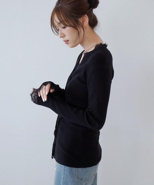 AMUU. PRECIEUSE(アムープレシューズ)の「レーストリムVネックニットカーデ(カーディガン/ボレロ・レディース・レッド/チャコールグレー/ブラック/アイボリー・FREE)」の11枚目の写真