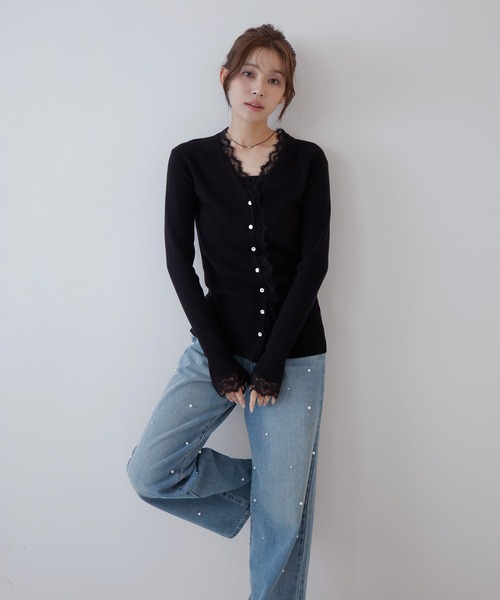 AMUU. PRECIEUSE(アムープレシューズ)の「レーストリムVネックニットカーデ(カーディガン/ボレロ・レディース・レッド/チャコールグレー/ブラック/アイボリー・FREE)」の12枚目の写真