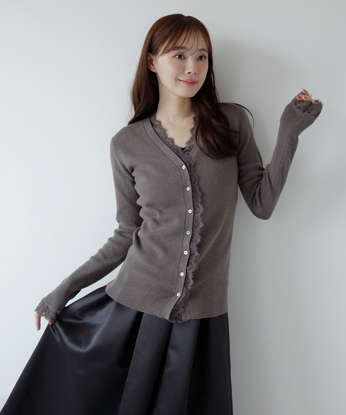 AMUU. PRECIEUSE(アムープレシューズ)の「レーストリムVネックニットカーデ(カーディガン/ボレロ・レディース・レッド/チャコールグレー/ブラック/アイボリー・FREE)」の15枚目の写真