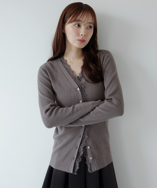 AMUU. PRECIEUSE(アムープレシューズ)の「レーストリムVネックニットカーデ(カーディガン/ボレロ・レディース・レッド/チャコールグレー/ブラック/アイボリー・FREE)」の16枚目の写真