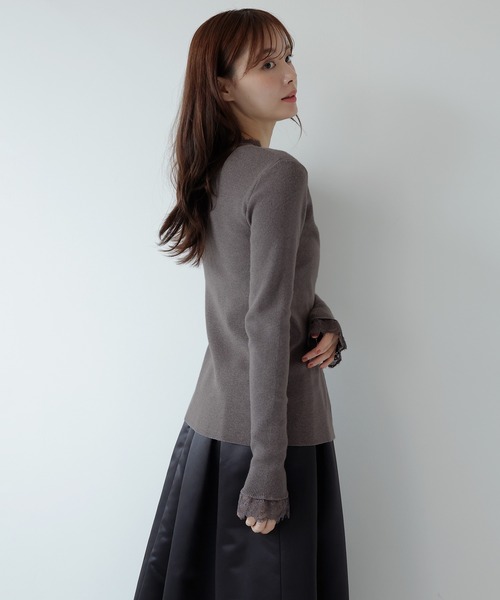 AMUU. PRECIEUSE(アムープレシューズ)の「レーストリムVネックニットカーデ(カーディガン/ボレロ・レディース・レッド/チャコールグレー/ブラック/アイボリー・FREE)」の17枚目の写真