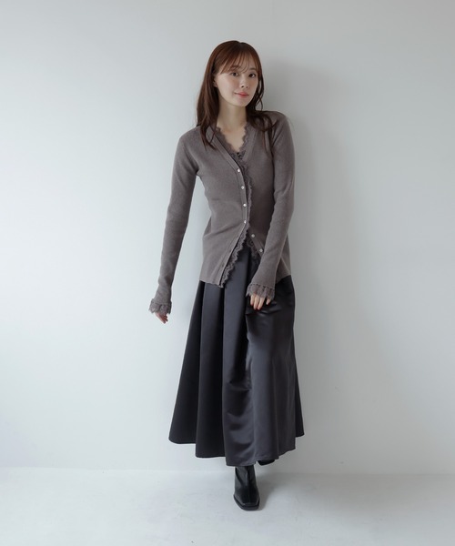 AMUU. PRECIEUSE(アムープレシューズ)の「レーストリムVネックニットカーデ(カーディガン/ボレロ・レディース・レッド/チャコールグレー/ブラック/アイボリー・FREE)」の18枚目の写真
