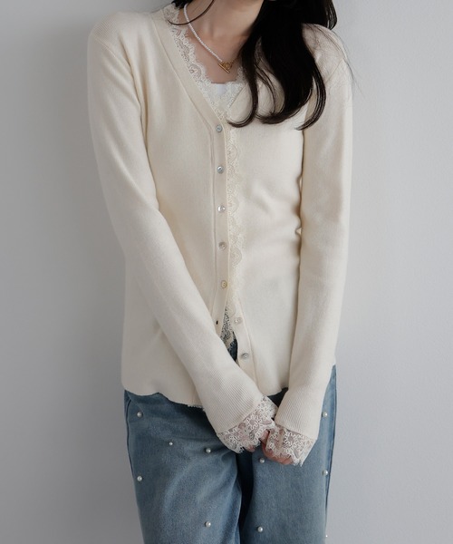 AMUU. PRECIEUSE(アムープレシューズ)の「レーストリムVネックニットカーデ(カーディガン/ボレロ・レディース・レッド/チャコールグレー/ブラック/アイボリー・FREE)」の5枚目の写真