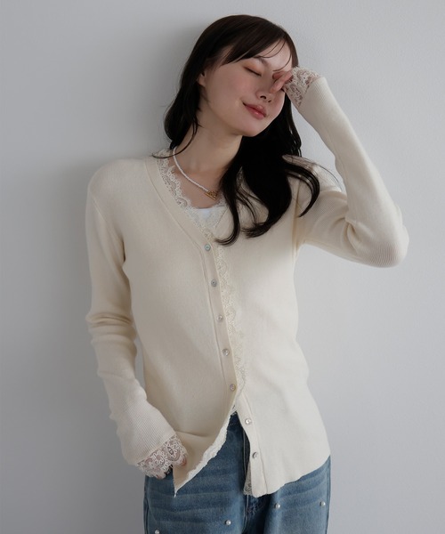 AMUU. PRECIEUSE(アムープレシューズ)の「レーストリムVネックニットカーデ(カーディガン/ボレロ・レディース・レッド/チャコールグレー/ブラック/アイボリー・FREE)」の6枚目の写真
