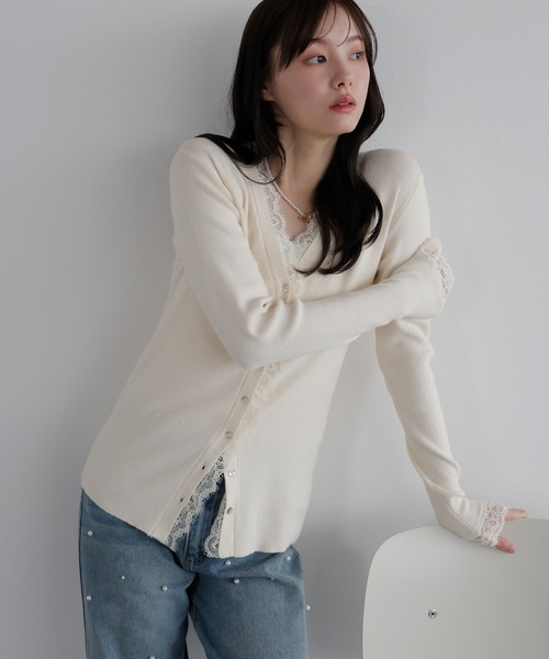 AMUU. PRECIEUSE(アムープレシューズ)の「レーストリムVネックニットカーデ(カーディガン/ボレロ・レディース・レッド/チャコールグレー/ブラック/アイボリー・FREE)」の7枚目の写真