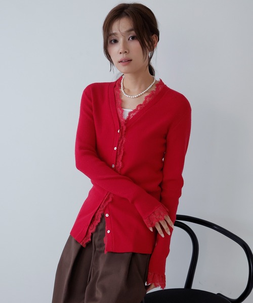 AMUU. PRECIEUSE(アムープレシューズ)の「レーストリムVネックニットカーデ(カーディガン/ボレロ・レディース・レッド/チャコールグレー/ブラック/アイボリー・FREE)」の21枚目の写真