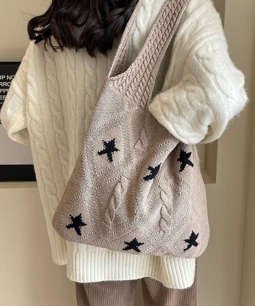 SHEPP(シープ)の「【26年秋冬新作】スター刺繍 ケーブルニット トートバッグ(トートバッグ・レディース・ブルー/ベージュ/ネイビー/ブラウン/アイボリー・F)」の4枚目の写真