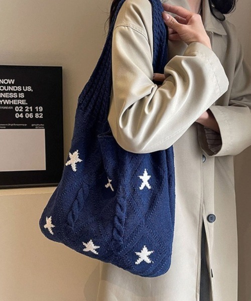 SHEPP(シープ)の「【26年秋冬新作】スター刺繍 ケーブルニット トートバッグ(トートバッグ・レディース・ブルー/ベージュ/ネイビー/ブラウン/アイボリー・F)」の5枚目の写真