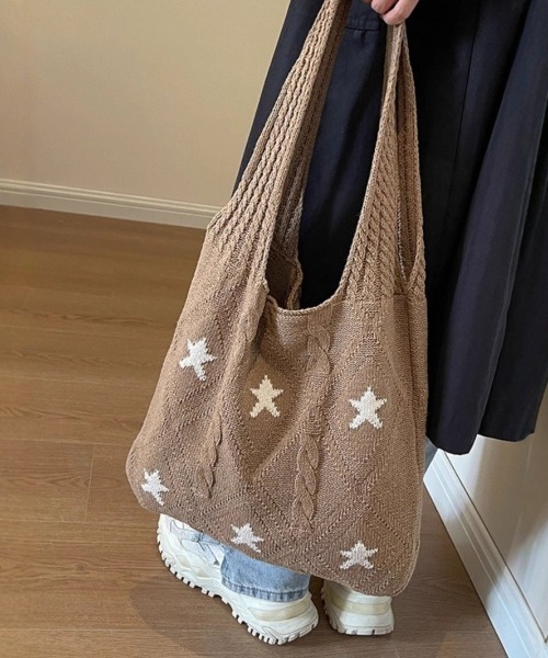 SHEPP(シープ)の「【26年秋冬新作】スター刺繍 ケーブルニット トートバッグ(トートバッグ・レディース・ブルー/ベージュ/ネイビー/ブラウン/アイボリー・F)」の3枚目の写真