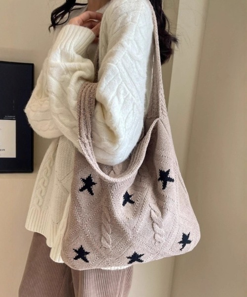 SHEPP(シープ)の「【26年秋冬新作】スター刺繍 ケーブルニット トートバッグ(トートバッグ・レディース・ブルー/ベージュ/ネイビー/ブラウン/アイボリー・F)」の13枚目の写真