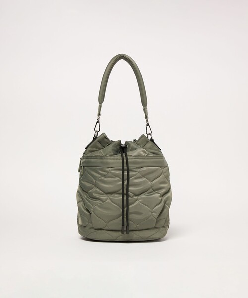 green label relaxing(グリーンレーベルリラクシング)の「【WEB限定】<PARTE>キルティング ドロストバッグ / ショルダーバッグ はっ水(ショルダーバッグ・レディース・ブラック/オフホワイト/モカ/オリーブ・FREE)」の4枚目の写真