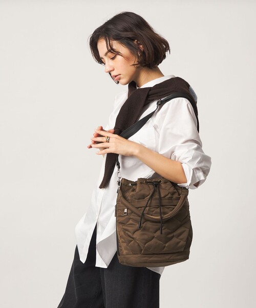 green label relaxing(グリーンレーベルリラクシング)の「【WEB限定】<PARTE>キルティング ドロストバッグ / ショルダーバッグ はっ水(ショルダーバッグ・レディース・ブラック/オフホワイト/モカ/オリーブ・FREE)」の10枚目の写真
