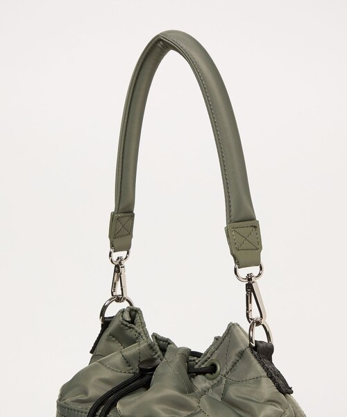 green label relaxing(グリーンレーベルリラクシング)の「【WEB限定】<PARTE>キルティング ドロストバッグ / ショルダーバッグ はっ水(ショルダーバッグ・レディース・ブラック/オフホワイト/モカ/オリーブ・FREE)」の16枚目の写真