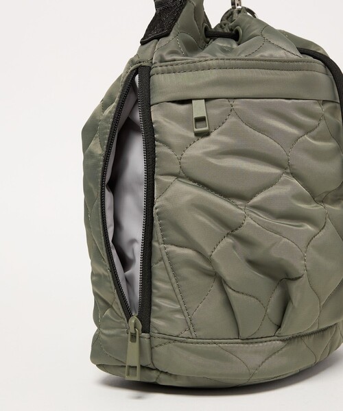 green label relaxing(グリーンレーベルリラクシング)の「【WEB限定】<PARTE>キルティング ドロストバッグ / ショルダーバッグ はっ水(ショルダーバッグ・レディース・ブラック/オフホワイト/モカ/オリーブ・FREE)」の21枚目の写真