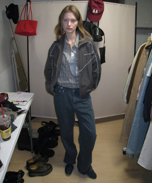 APPAREL ARCHIVE（アパレルアーカイブ）の「シェード ウィンドブレーカージャケット - チャコール（ナイロンジャケット・レディース・チャコール・FREE）」の3枚目の写真