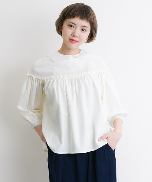 merlot plus(メルロープリュス)の「丸襟デコルテフリルシフォンブラウス2805(シャツ/ブラウス・レディース・ブラック/オフホワイト/ピンク・FREE)」の2枚目の写真