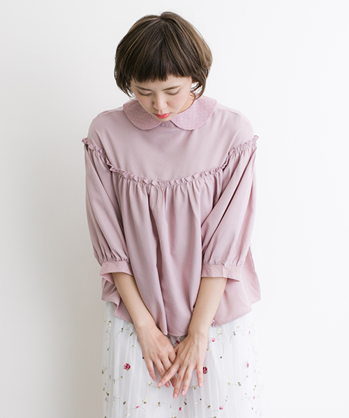 merlot plus(メルロープリュス)の「丸襟デコルテフリルシフォンブラウス2805(シャツ/ブラウス・レディース・ブラック/オフホワイト/ピンク・FREE)」の3枚目の写真