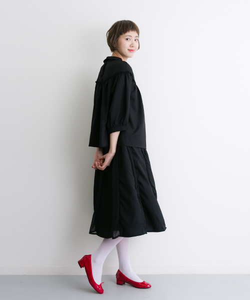 merlot plus(メルロープリュス)の「丸襟デコルテフリルシフォンブラウス2805(シャツ/ブラウス・レディース・ブラック/オフホワイト/ピンク・FREE)」の4枚目の写真