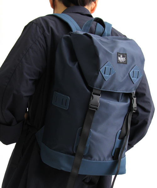 REGiSTA(レジスタ)の「PVC高密ナイロン/マットポリウレタンバックパック(バックパック/リュック・メンズ・カーキ/ネイビー/ブラック・FREE)」の3枚目の写真