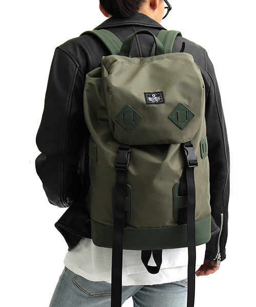 REGiSTA(レジスタ)の「PVC高密ナイロン/マットポリウレタンバックパック(バックパック/リュック・メンズ・カーキ/ネイビー/ブラック・FREE)」の1枚目の写真