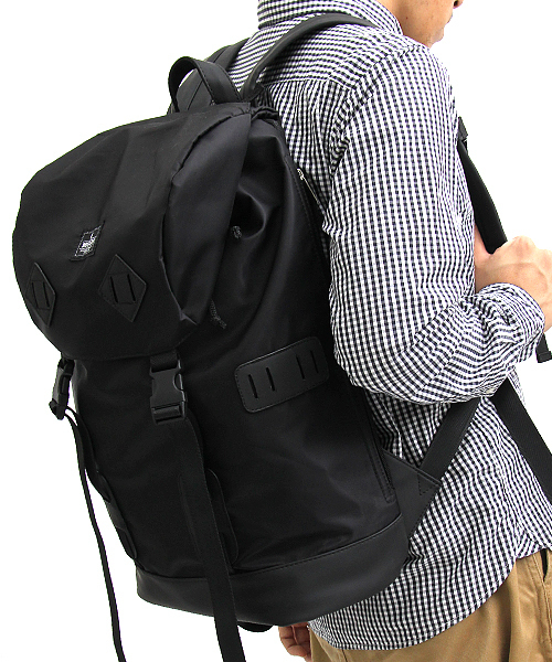 REGiSTA(レジスタ)の「PVC高密ナイロン/マットポリウレタンバックパック(バックパック/リュック・メンズ・カーキ/ネイビー/ブラック・FREE)」の2枚目の写真