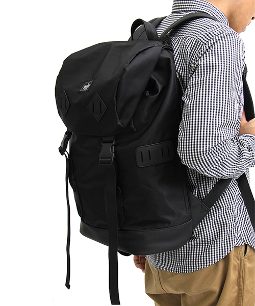 REGiSTA(レジスタ)の「PVC高密ナイロン/マットポリウレタンバックパック(バックパック/リュック・メンズ・カーキ/ネイビー/ブラック・FREE)」の4枚目の写真