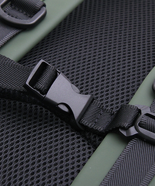 REGiSTA(レジスタ)の「PVC高密ナイロン/マットポリウレタンバックパック(バックパック/リュック・メンズ・カーキ/ネイビー/ブラック・FREE)」の12枚目の写真