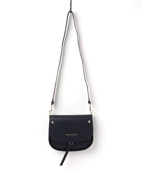 TOMMY HILFIGER(トミーヒルフィガー)の「レザーサドルバッグ(ショルダーバッグ・レディース・キャメル/ネイビー・FREE)」の2枚目の写真